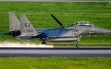 'Đại bàng tấn công' F-15E Mỹ rơi bánh, mài tóe lửa đường băng căn cứ Nhật
