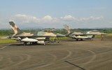 Bất chấp cảnh báo ‘nóng’, tiêm kích F-16 Venezuela vẫn ‘vờn trên đầu’ khu trục hạm Mỹ