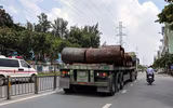 [Ảnh] Kinh hãi những ‘hung thần’ chở cuộn thép lao ào ào trên đường