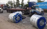 [Ảnh] Kinh hãi những ‘hung thần’ chở cuộn thép lao ào ào trên đường