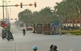 [Ảnh] Kinh hãi những ‘hung thần’ chở cuộn thép lao ào ào trên đường