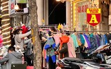 Trên phố ‘triệu đô’ bày bán ê hề quần áo giày dép… đại hạ giá 80%