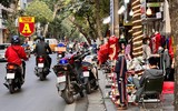 Trên phố ‘triệu đô’ bày bán ê hề quần áo giày dép… đại hạ giá 80%