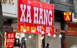 Trên phố ‘triệu đô’ bày bán ê hề quần áo giày dép… đại hạ giá 80%