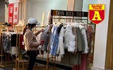 Trên phố ‘triệu đô’ bày bán ê hề quần áo giày dép… đại hạ giá 80%