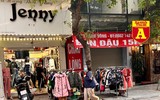 Trên phố ‘triệu đô’ bày bán ê hề quần áo giày dép… đại hạ giá 80%