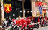 Trên phố ‘triệu đô’ bày bán ê hề quần áo giày dép… đại hạ giá 80%
