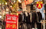 Trên phố ‘triệu đô’ bày bán ê hề quần áo giày dép… đại hạ giá 80%