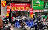 Trên phố ‘triệu đô’ bày bán ê hề quần áo giày dép… đại hạ giá 80%