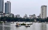 Vừa vui chơi vừa tránh dịch, người Hà Nội đổ đi ‘đạp vịt’ mùng 5 Tết