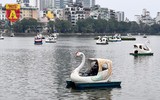Vừa vui chơi vừa tránh dịch, người Hà Nội đổ đi ‘đạp vịt’ mùng 5 Tết
