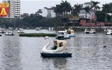 Vừa vui chơi vừa tránh dịch, người Hà Nội đổ đi ‘đạp vịt’ mùng 5 Tết