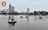 Vừa vui chơi vừa tránh dịch, người Hà Nội đổ đi ‘đạp vịt’ mùng 5 Tết