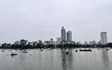 Vừa vui chơi vừa tránh dịch, người Hà Nội đổ đi ‘đạp vịt’ mùng 5 Tết