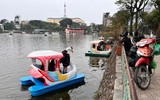 Vừa vui chơi vừa tránh dịch, người Hà Nội đổ đi ‘đạp vịt’ mùng 5 Tết