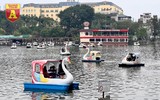 Vừa vui chơi vừa tránh dịch, người Hà Nội đổ đi ‘đạp vịt’ mùng 5 Tết