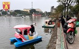 Vừa vui chơi vừa tránh dịch, người Hà Nội đổ đi ‘đạp vịt’ mùng 5 Tết