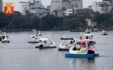 Vừa vui chơi vừa tránh dịch, người Hà Nội đổ đi ‘đạp vịt’ mùng 5 Tết