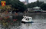 Vừa vui chơi vừa tránh dịch, người Hà Nội đổ đi ‘đạp vịt’ mùng 5 Tết