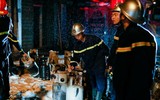 Những hình ảnh xúc động về người lính cứu hỏa cứu người tại đám cháy có nhiều bình khí gas ở Đan Phượng