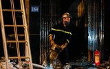 Những hình ảnh xúc động về người lính cứu hỏa cứu người tại đám cháy có nhiều bình khí gas ở Đan Phượng