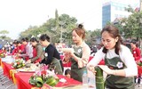 Rộn ràng hương vị Tết, thi gói bánh chưng làng Vân, huyện Hiệp Hòa