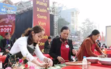 Rộn ràng hương vị Tết, thi gói bánh chưng làng Vân, huyện Hiệp Hòa