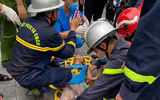 Thót tim giải cứu bé trai mắc kẹt hơn 1 ngày đêm tại khe tường bê tông