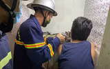 Thót tim giải cứu bé trai mắc kẹt hơn 1 ngày đêm tại khe tường bê tông