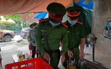 Nhân dân 'canh nóng, cơm dẻo' mang đến chốt trực phòng chống Covid cửa ngõ Thủ đô
