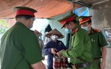 Nhân dân 'canh nóng, cơm dẻo' mang đến chốt trực phòng chống Covid cửa ngõ Thủ đô