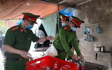 Nhân dân 'canh nóng, cơm dẻo' mang đến chốt trực phòng chống Covid cửa ngõ Thủ đô