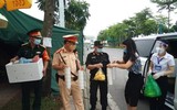 Nhân dân 'canh nóng, cơm dẻo' mang đến chốt trực phòng chống Covid cửa ngõ Thủ đô