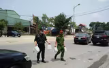 Nhân dân 'canh nóng, cơm dẻo' mang đến chốt trực phòng chống Covid cửa ngõ Thủ đô