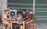 Nhân dân 'canh nóng, cơm dẻo' mang đến chốt trực phòng chống Covid cửa ngõ Thủ đô