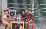 Nhân dân 'canh nóng, cơm dẻo' mang đến chốt trực phòng chống Covid cửa ngõ Thủ đô
