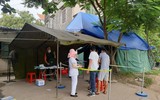 Nhân dân 'canh nóng, cơm dẻo' mang đến chốt trực phòng chống Covid cửa ngõ Thủ đô