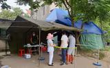 Nhân dân 'canh nóng, cơm dẻo' mang đến chốt trực phòng chống Covid cửa ngõ Thủ đô