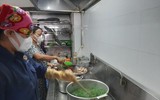 Nhân dân 'canh nóng, cơm dẻo' mang đến chốt trực phòng chống Covid cửa ngõ Thủ đô