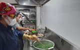 Nhân dân 'canh nóng, cơm dẻo' mang đến chốt trực phòng chống Covid cửa ngõ Thủ đô