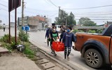 Nhân dân 'canh nóng, cơm dẻo' mang đến chốt trực phòng chống Covid cửa ngõ Thủ đô