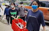 Nhân dân 'canh nóng, cơm dẻo' mang đến chốt trực phòng chống Covid cửa ngõ Thủ đô