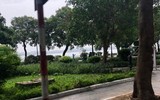 Ven hồ Tây chỉ còn dáng bóng những người làm nhiệm vụ ứng trực