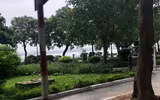 Ven hồ Tây chỉ còn dáng bóng những người làm nhiệm vụ ứng trực