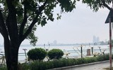 Ven hồ Tây chỉ còn dáng bóng những người làm nhiệm vụ ứng trực