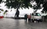 Ven hồ Tây chỉ còn dáng bóng những người làm nhiệm vụ ứng trực