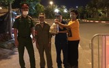 Hình ảnh về đêm ở chốt làm nhiệm vụ phòng chống Covid-19 