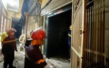 Những hình ảnh trong đêm ở ngôi nhà 4 tầng bị cháy