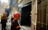 Những hình ảnh trong đêm ở ngôi nhà 4 tầng bị cháy