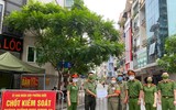 Các đoàn thể Công an quận Tây Hồ “tiếp sức” động viên tinh thần các chốt kiểm soát Covid-19